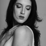 Headshots with Olivia – Studio Elegance in Black & White 4 Headshots with Olivia – Studio Elegance in Black & White, TRW07504 1